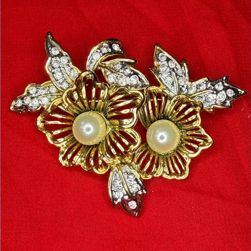 Vintage 1970s gold tone Floral Brooch with faux pearl accent